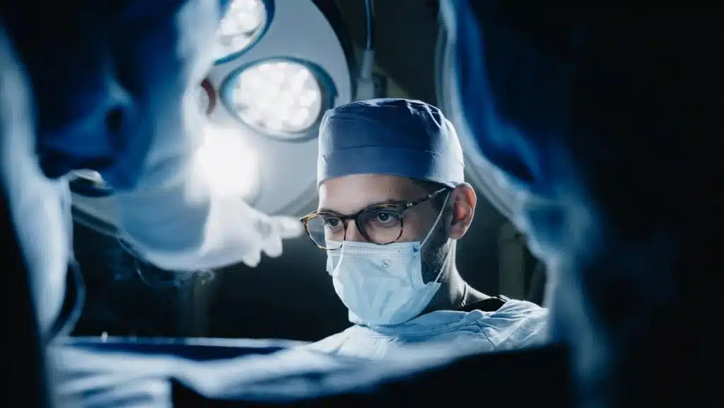 Ilustración médica fotorrealista de la anatomía pélvica masculina que detalla el abordaje de una prostatectomía radical abierta. Guía quirúrgica especializada orientada a pacientes en Costa Rica, explicando en qué consiste la extracción total de la próstata y el manejo oncológico
